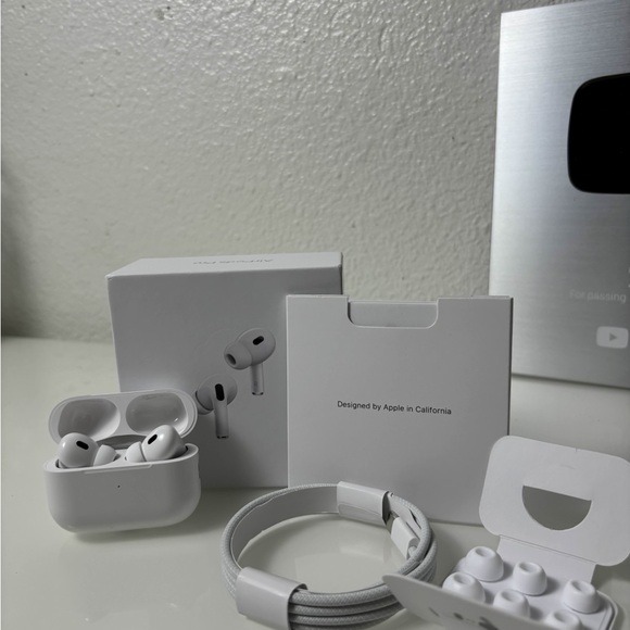 Apple White Wireless Earbuds with Charging Case
